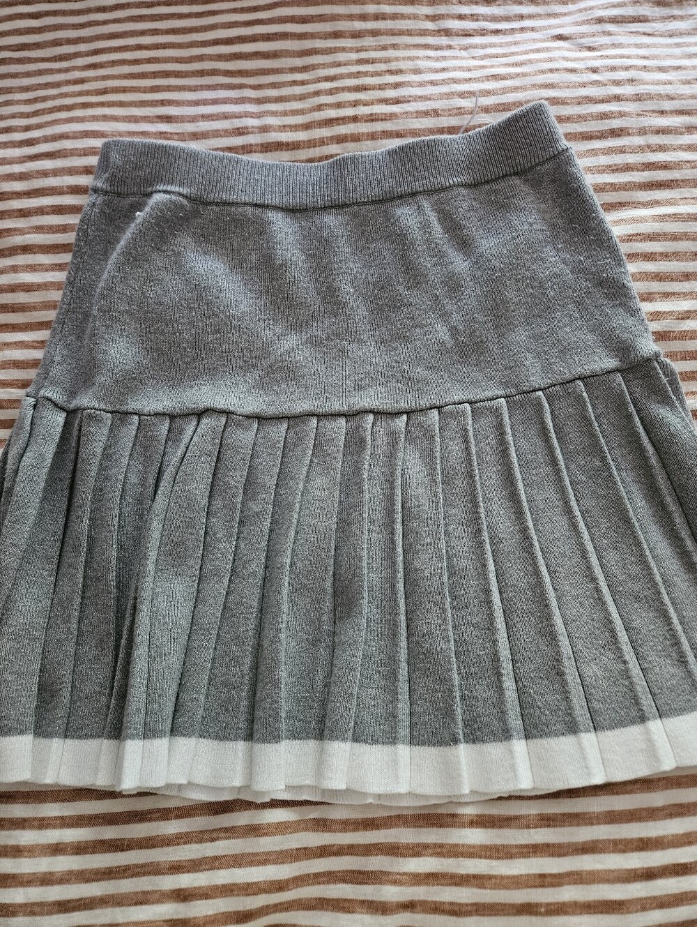Freshman Gray Pleated Knit Skirt with White Hem